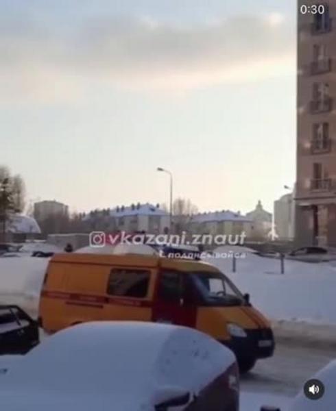 В Казани из окна горящей квартиры выпрыгнули женщина с малышом на руках и 9-летняя девочка