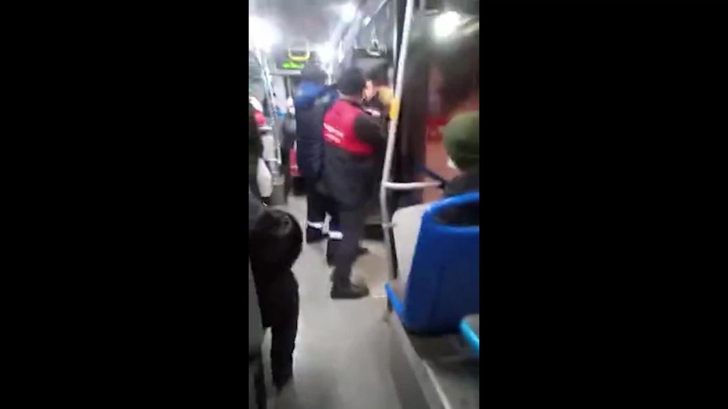 Заступившийся за женщину пассажир казанского автобуса получил от кондуктора удар в челюсть