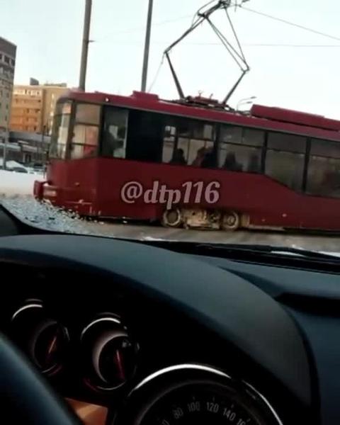 Сошедший с рельсов в Казани трамвай перекрыл дорогу