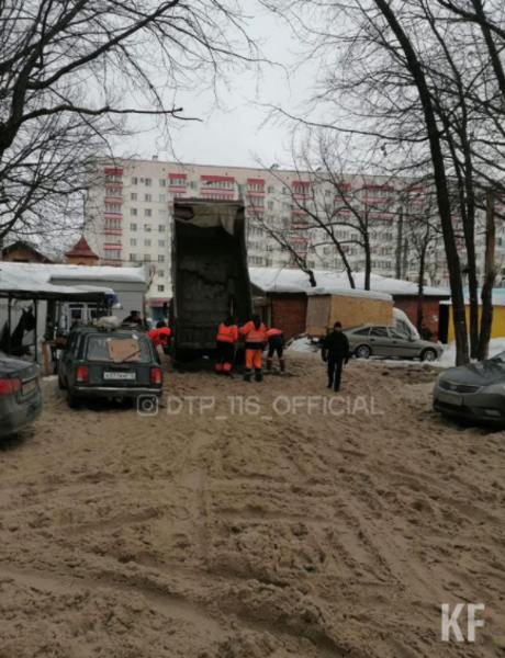 Казанцев возмутило, что рабочие уложили асфальт на Мавлютова прямо в снежную кашу