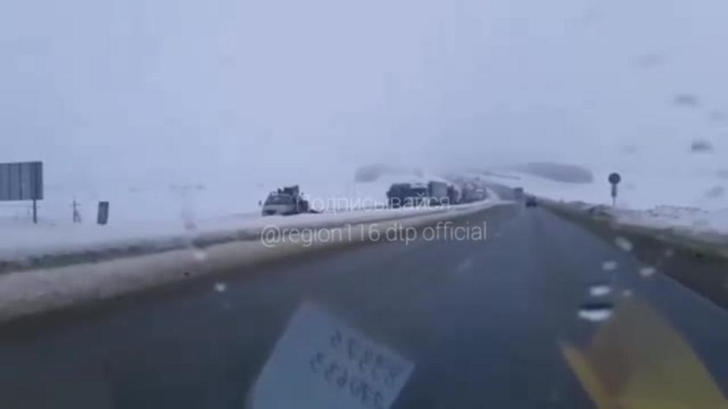 Авария на трассе М7: под Казанью фура столкнулась с легковушкой