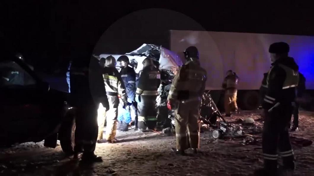 Междугородняя маршрутка столкнулась с грузовиком под Самарой: погибли 10 человек