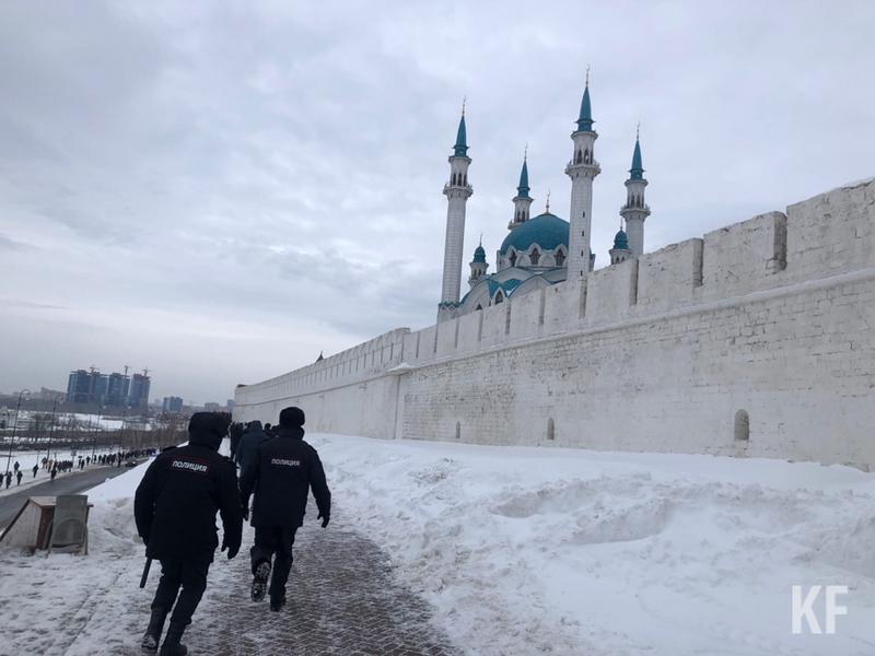 ОМОН и участники несанкционированного митинга в Казани начали играть в догонялки
