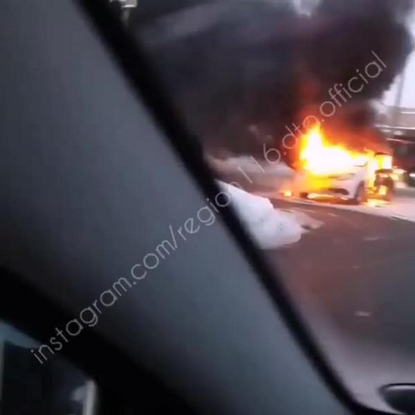 В Казани на ходу загорелась иномарка: водитель успел спастись