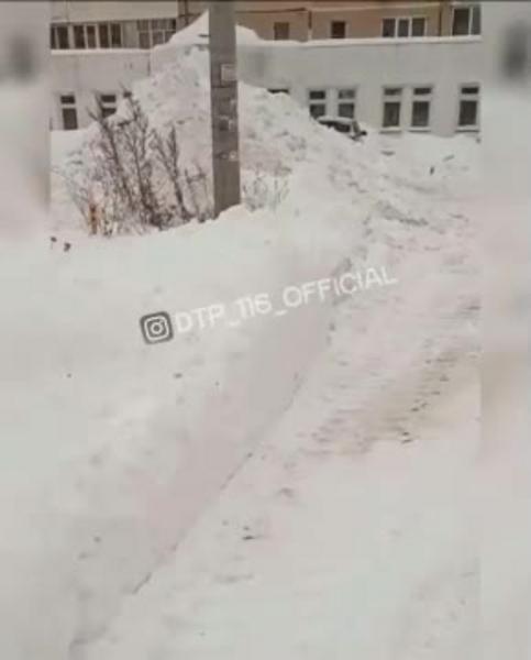 В Казани коммунальщики чуть не засыпали припаркованную машину снегом