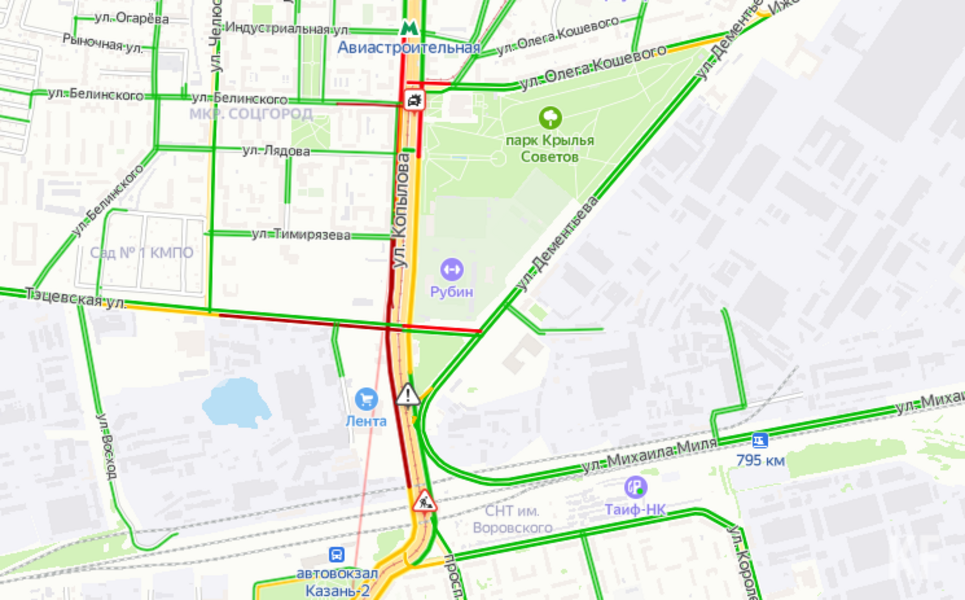 В Казани кран проезжавшего по мосту «КАМАЗа» упал на проезжую часть и создал огромную пробку
