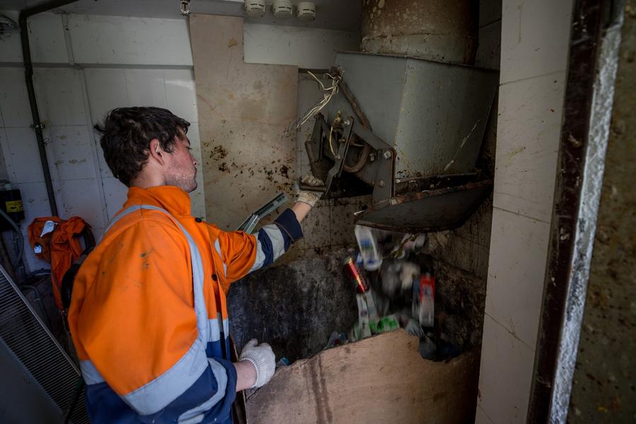 Челнинцев призвали отказываться от мусоропроводов, а бизнесу - закупаться евроконтейнерами