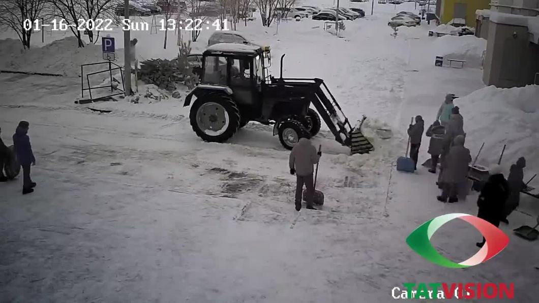 ВДВшники почистили от снега территорию у памятника воинам-интернационалистам в Нижнекамске