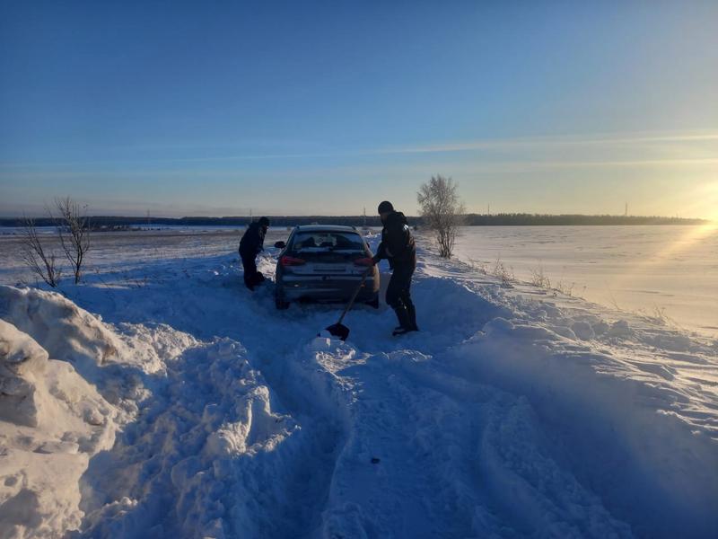 В Татарстане из застрявшего в сугробе автомобиля спасли троих замерзающих мужчин В Татарстане из застрявшего в сугробе автомобиля спасли троих замерзающих мужчин