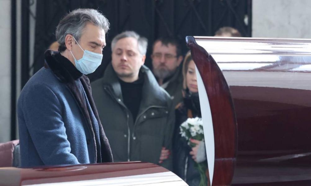 «Таких, в общем-то, больше и нет на телевидении»: Михаила Зеленского похоронили на Троекуровском кладбище «Таких, в общем-то, больше и нет на телевидении»: Михаила Зеленского похоронили на Троекуровском кладбище