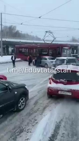 Из-за аварии с трамваем на улице Арбузова в Казани образовалась пробка