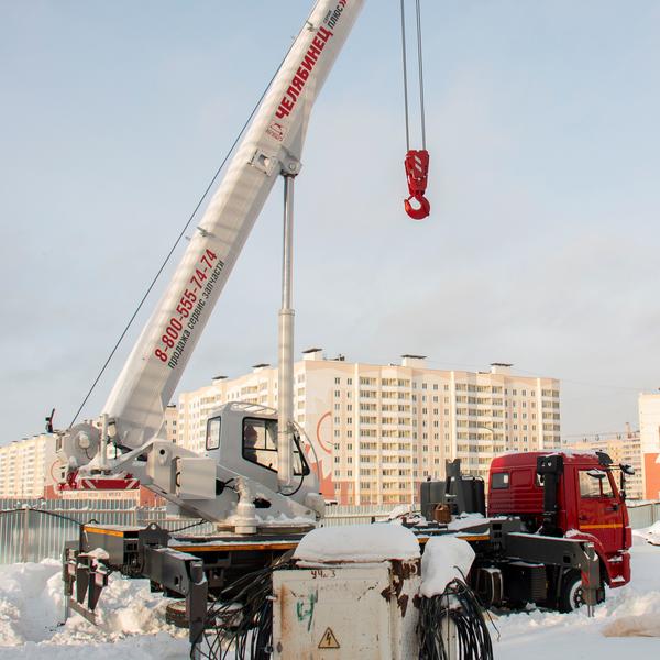 В Нижнекамске на строящейся мечети возвели минарет высотой 27 метров