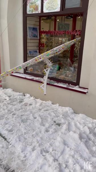 Новогодняя иллюминация на Баумана в Казани пробила витрину магазина