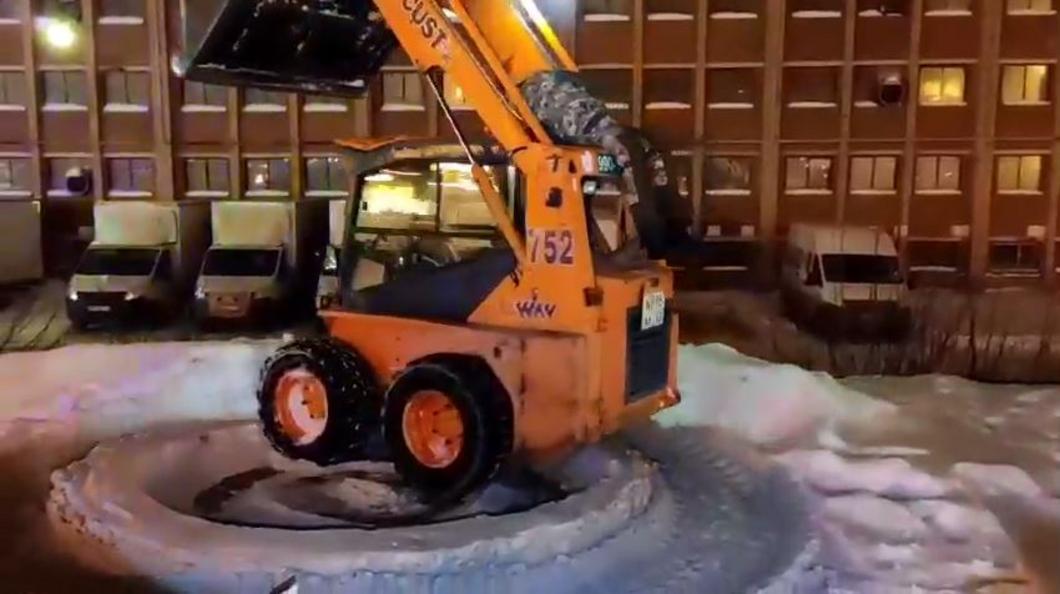 В Самаре снегоуборочный трактор возил по кругу тело умершего водителя