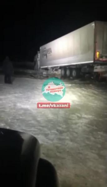 В Татарстане спустя трое суток вытащили фуру, провалившуюся под лед на переправе