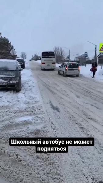 Школьный автобус в Казани не смог выехать из-за залежей неубранного снега