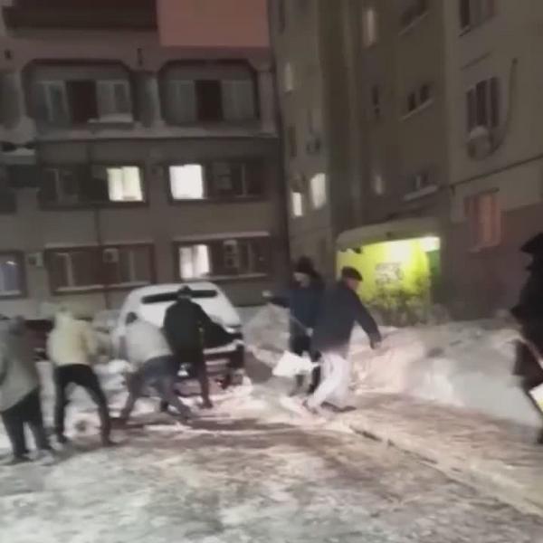 Проживающие на улице Голубятникова казанцы сами убрали снег во дворе дома