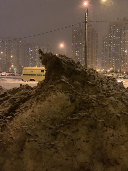 Грязный сугроб-гигант в Петербурге превратили в мем