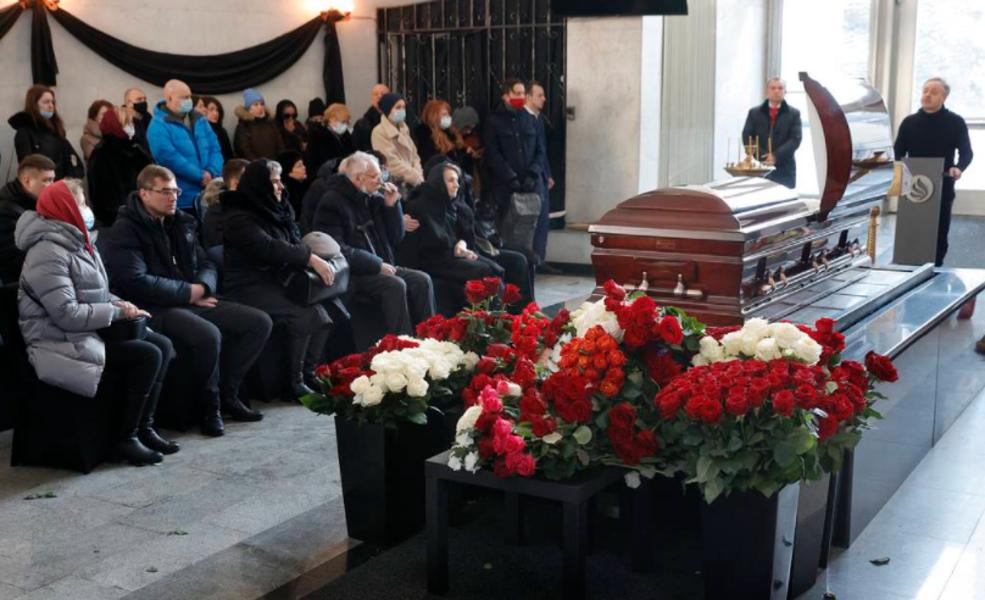 «Таких, в общем-то, больше и нет на телевидении»: Михаила Зеленского похоронили на Троекуровском кладбище «Таких, в общем-то, больше и нет на телевидении»: Михаила Зеленского похоронили на Троекуровском кладбище