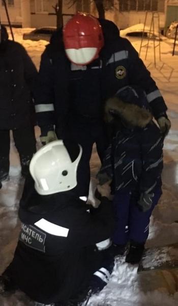 В Казани спасли застрявшего ногой в качелях 4-летнего мальчика В Казани спасли застрявшего ногой в качелях 4-летнего мальчика