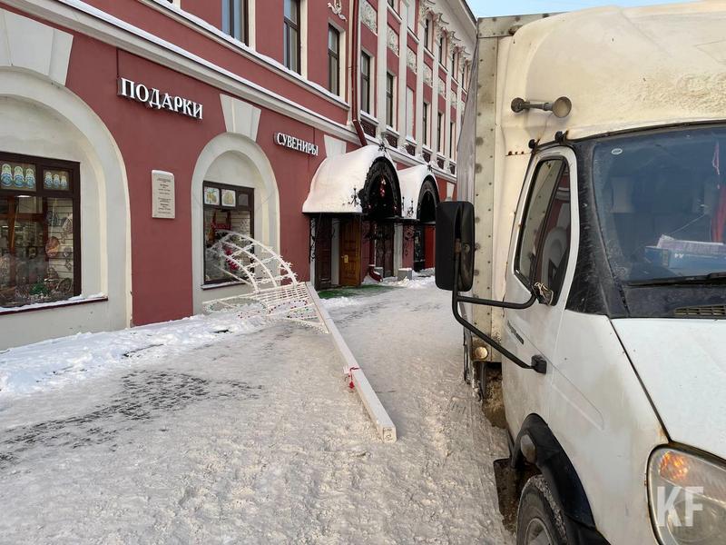 Новогодняя иллюминация на Баумана в Казани пробила витрину магазина