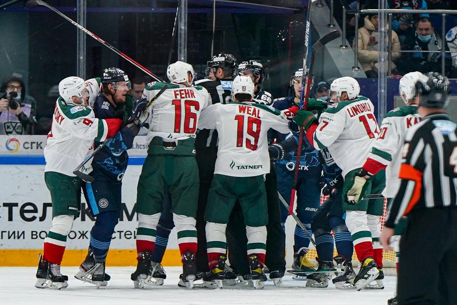 Восемь шайб, драки и первая победа в новом году. «Ак Барс» разобрался с «Сибирью» Восемь шайб, драки и первая победа в новом году. «Ак Барс» разобрался с «Сибирью»