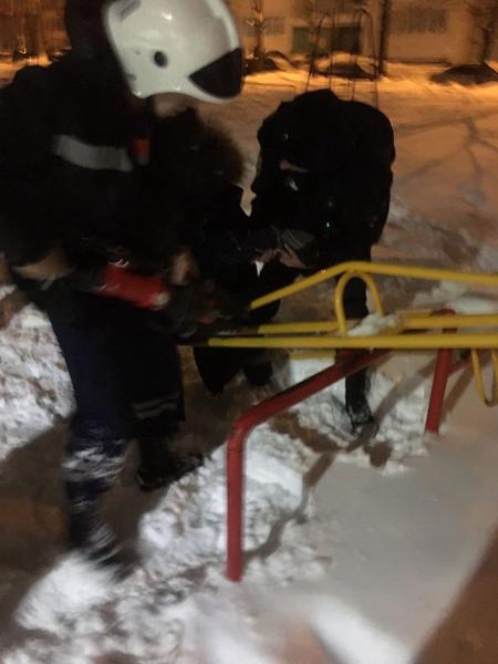 В Казани спасли застрявшего ногой в качелях 4-летнего мальчика В Казани спасли застрявшего ногой в качелях 4-летнего мальчика