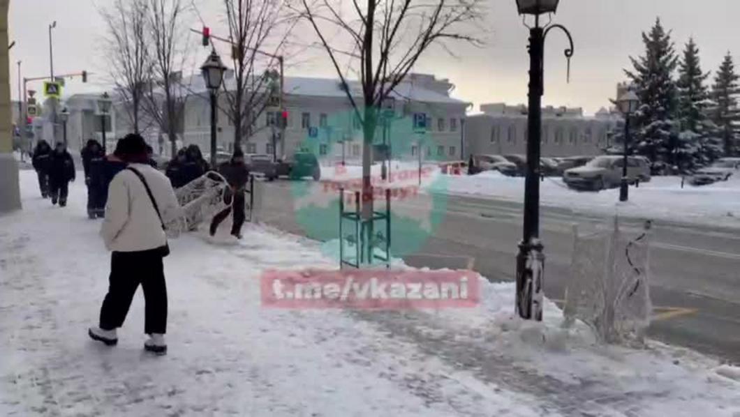 В Казани начали убирать новогодние декорации В Казани начали убирать новогодние декорации