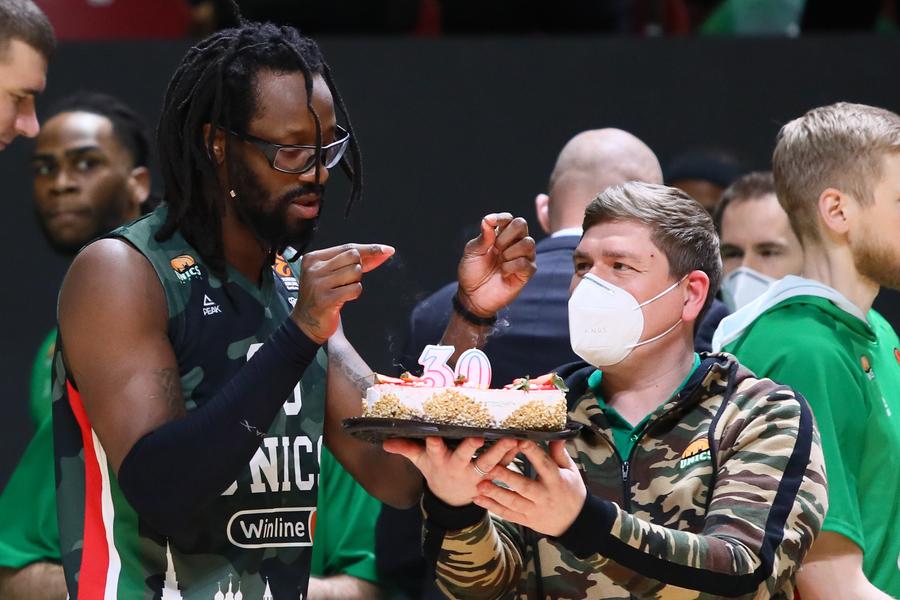 УНИКС не смог обыграть ЦСКА третий раз подряд в сезоне. Без странных решений арбитров не обошлось