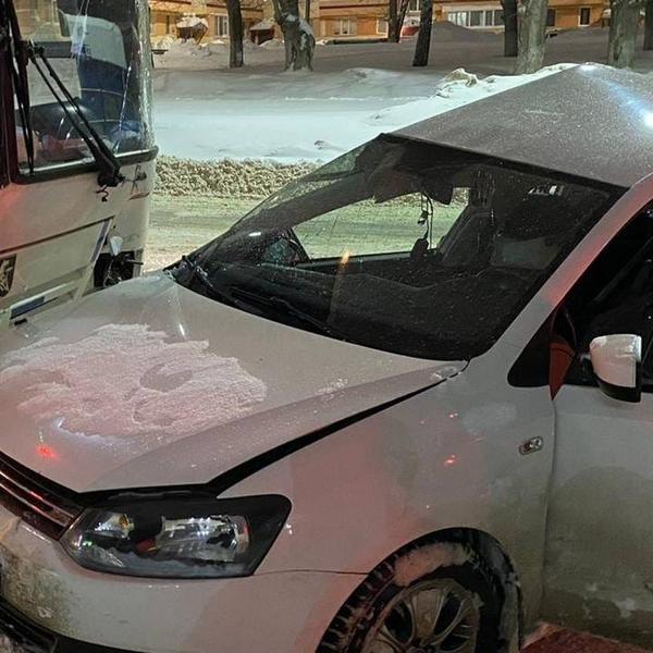 В Нижнекамске автолюбительница на «Фольксвагене» не справилась с управлением и врезалась в автобус