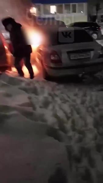 Вспыхнувший во дворе дома Челнов «Хендай» потушили снегом