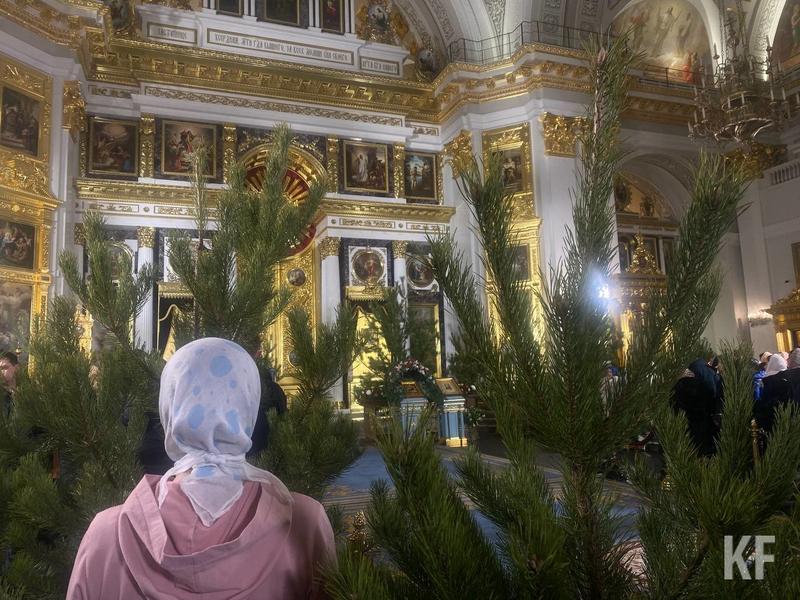 В Казанском соборе началась Рождественская служба