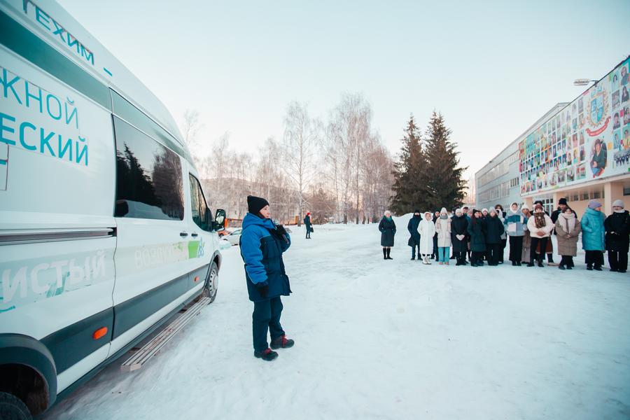 Специалисты «Нижнекамскнефтехима» приехали к школьникам на передвижной экологической лаборатории