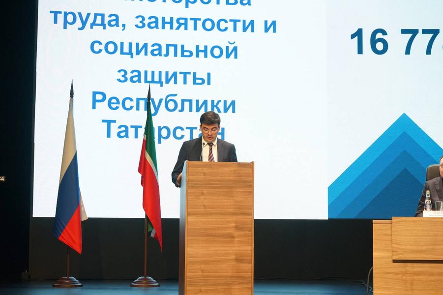Поддержать семьи мобилизованных и подготовить кадры для ОПК: какие задачи поставили Минтруду РТ на год
