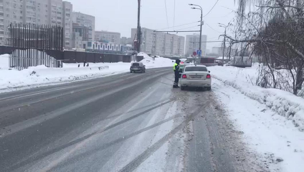 Казанские автоинспекторы за день проверили около 90 водителей на знание правил перевозки детей
