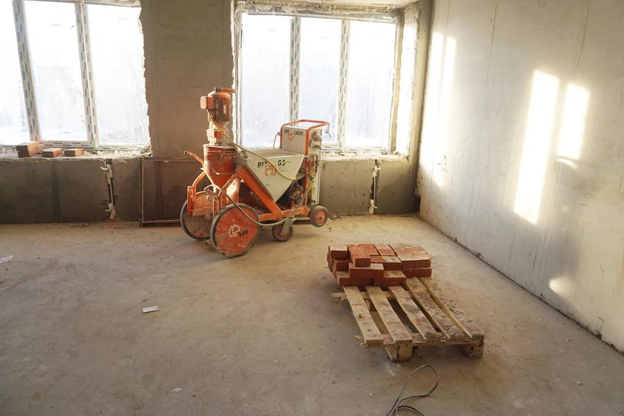 В ремонтируемый корпус нижнекамской ЦРМБ привезли два новых лифта