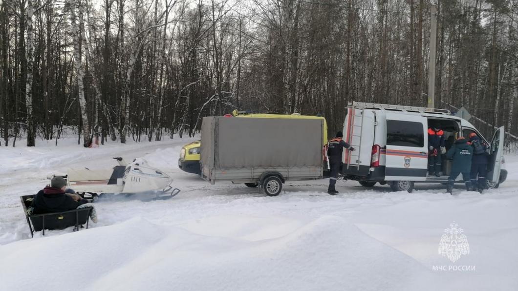 В лесопарке озера Лебяжье спасли женщину, которая упала и сломала ногу, катаясь на лыжах