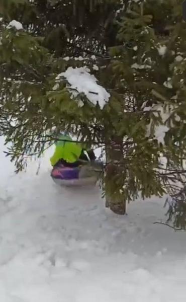 Горку в парке Победа Челнов решили обезопасить барьерами из снега