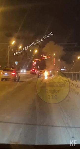 В Казани рядом с загсом «Чаша» сгорела машина BMW