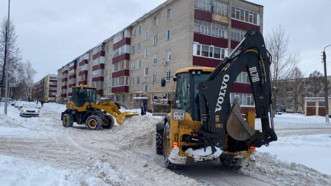 На борьбу с последствиями снегопада в Нижнекамске вышли сотни дворников