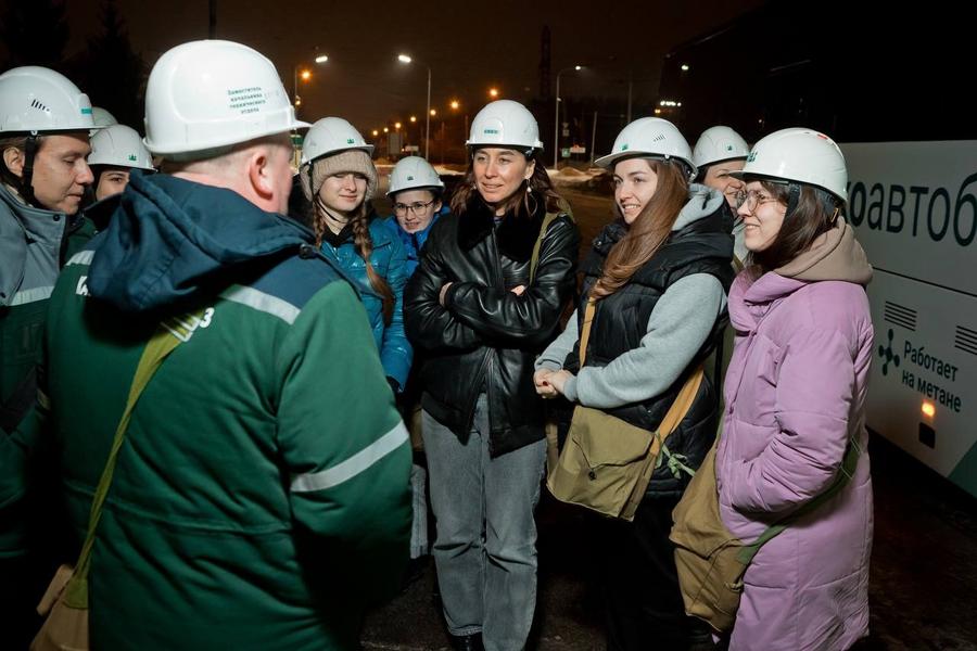 Команда Дирекции парков и скверов Казани увидела ночной «Казаньоргсинтез»