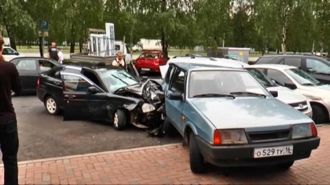 Житель Челнов на угнанном автомобиле протаранил четыре машины