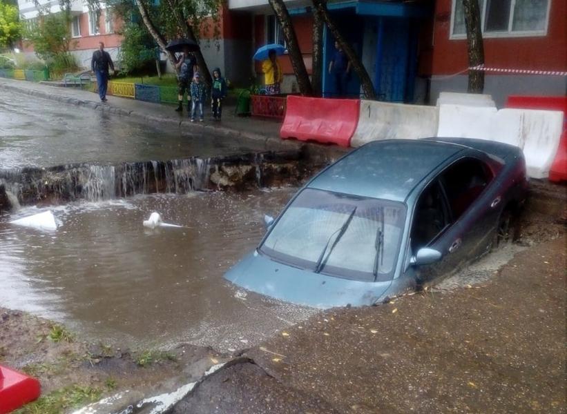 В Челнах из-за ливня затопило дороги, автомобили уходят под воду