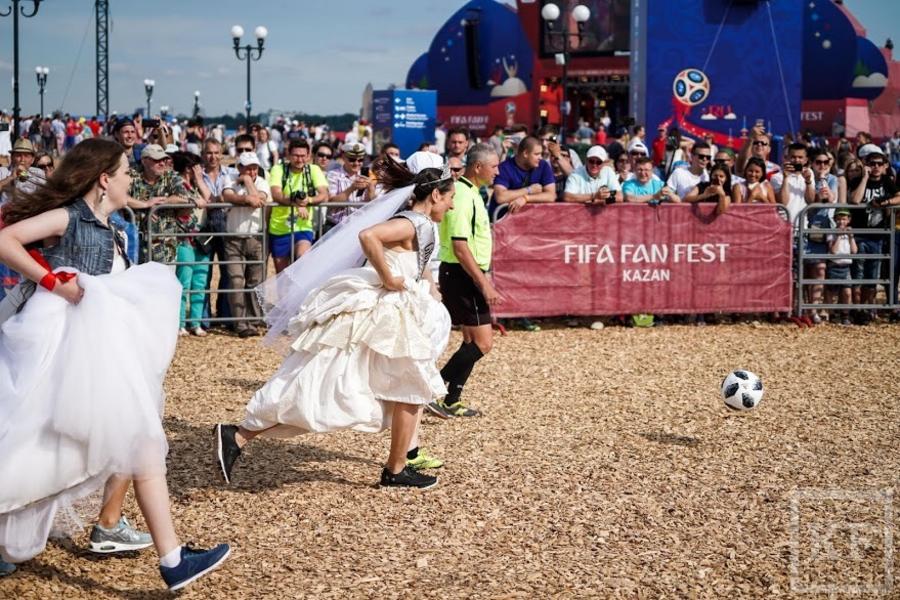 Казанские невесты сыграли в футбол на фан-фесте