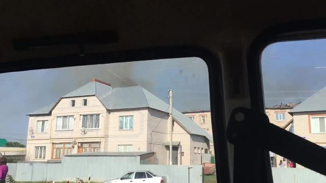 Видео: в Татарстане от удара молнии вспыхнула крыша жилого дома