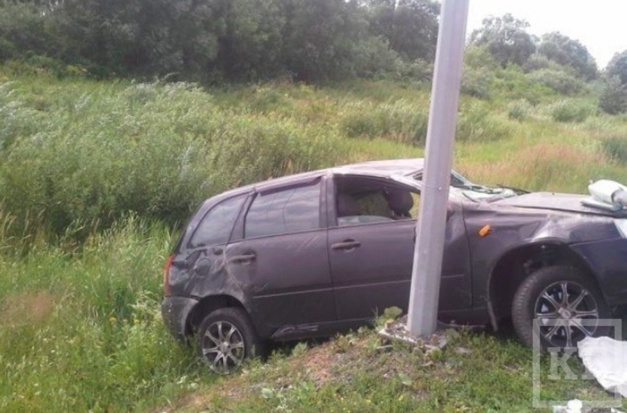 В Татарстане в кювет вылетела «Лада Калина», два человека пострадали