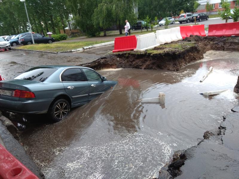 В Челнах из-за ливня затопило дороги, автомобили уходят под воду