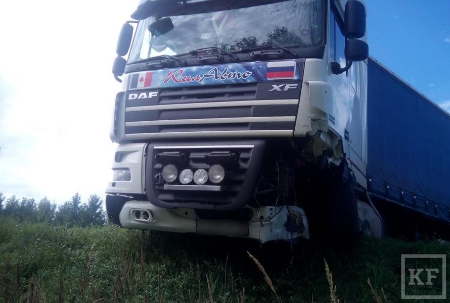 Фото: в Татарстане фура снесла с дороги легковушку, водитель чудом остался жив