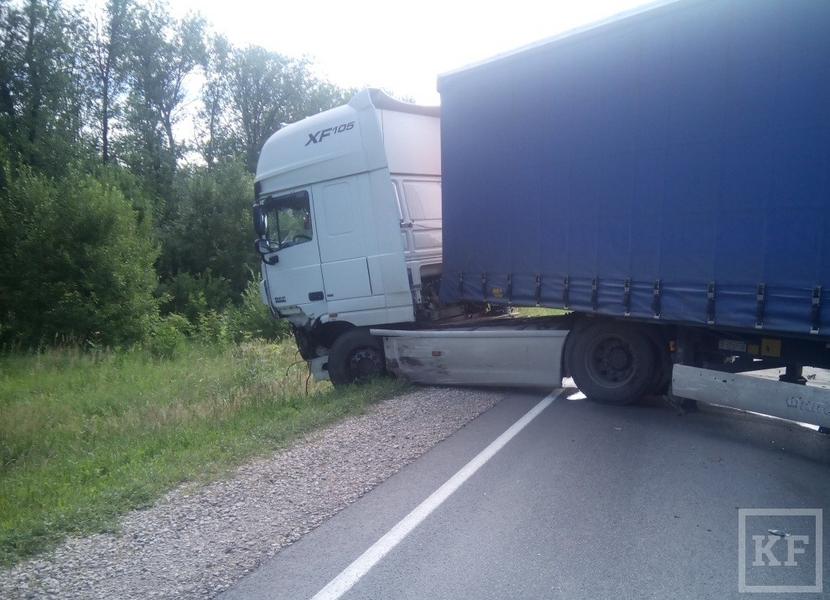 Фото: в Татарстане фура снесла с дороги легковушку, водитель чудом остался жив