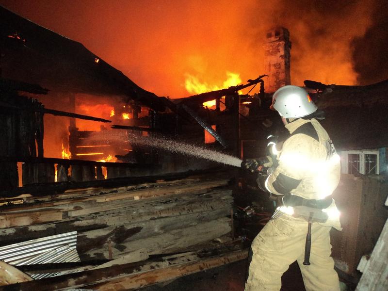 Во время масштабного пожара в Казани погиб человек